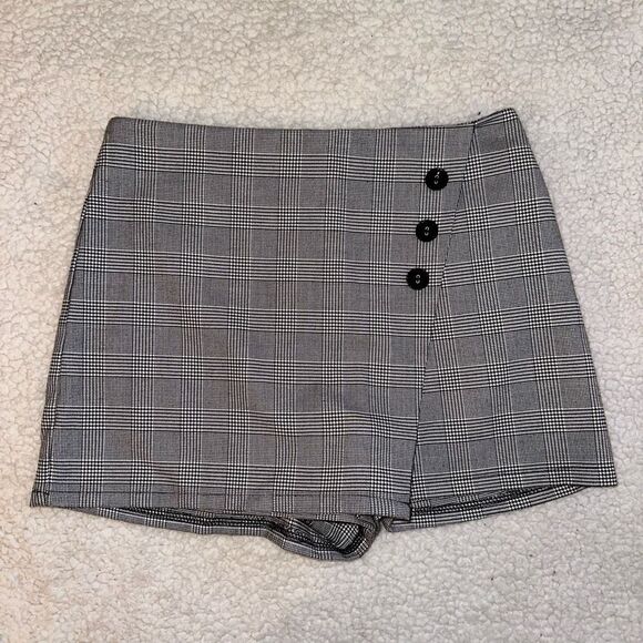 Forever 21 Pants - Forever 21 Women’s Black White Plaid Button Skort Medium EUC